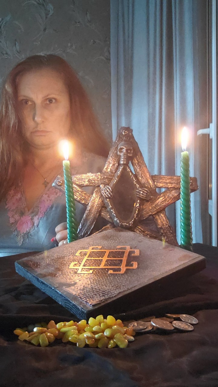 Статья  первая

               ИСТОРИЯ СПИРИТИЗМА, КАК ЯВЛЕНИЯ.


Здравствуйте мои дорогие друзья,  с вами я, ваша родовая ведьма Татьяна Владимировна.

Сегодня мы начинаем  новый цикл публикаций.
А беседовать будем  на редкую и, незаслуженно забытуе тему .

Поговорим о спиритизме.

Для начала, давайте мы с вами немножко углубимся в историю и узнаем, что же это за явление такое- мистика, фальсификация, или одно из направлений науки?

Общение с духами предков — очень древняя практика, поэтому сложно сказать, кто конкретно придумал спиритический сеанс как способ такой коммуникации. Самая ранняя из дошедших до нас работ о спиритизме — книга англичанина Джорджа Литтлтона «Контакты с другой стороной» (Communitation With the Other Side) , опубликованная в 1760 году. В ней он рассказывал о своем общении с душами королевы Швеции Кристины, Перикла и других известных личностей. 

В 1998 году в Санкт-Петербурге произошло событие, заставившее учащенно биться сердца людей, которых волнует проблема спиритизма. И не удивительно: после многих лет замалчивания в нашей стране правды об этом загадочном явлении вдруг на книжных прилавках появляется толстенная книга под названием «История спиритизма», написанная, как сказано на титульном листе, доктором медицины, доктором гражданского и канонического права, почётным президентом Международной федерации спиритизма -сэром Артуром Конан Дойлем! Как видно, такому авторитетному автору можно довериться.

 Конан Дойл писал: «Спиритизм, несомненно, наиболее важное дело на свете и заслуживает того, чтобы ему уделили время… Чтобы понять это учение, вам нужно время. Мне самому на то понадобилось много лет. Сейчас же для меня нет ничего важнее этого, потому что я знаю, что здесь истина».

Российский зоолог. Писатель. Спирит. Действительный статский советник. Заслуженный профессор Императорского Санкт-Петербургского университета. Член-корреспондент Императорской Санкт-Петербургской академии наук. Президент Русского общества экспериментальной психологии.              
Продолжение в комментариях