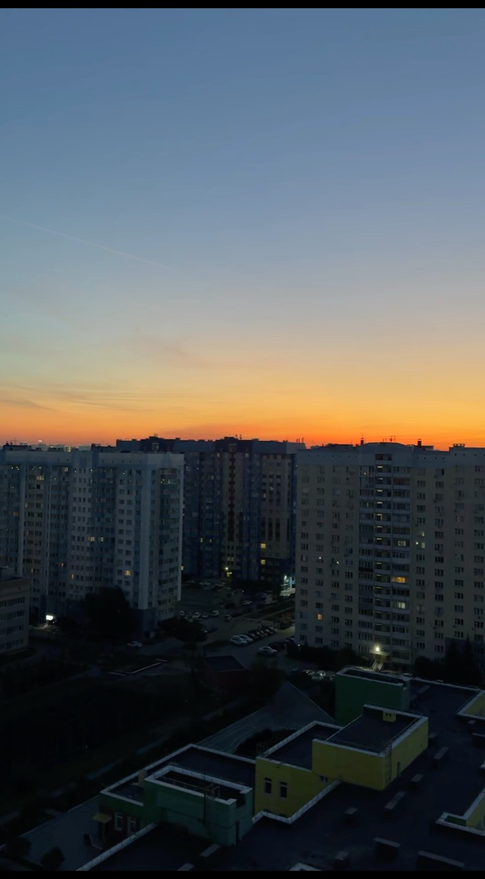 pavlyuk.angel.pm в LOOKY — Рассвет..и молодой месяц 🌙6:00утра 🌞
Красота неописуемая🌅
