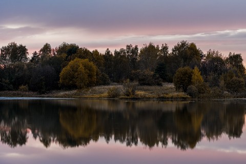 poboruev_landscape в LOOKY. #природа,#осень,#предзимье,#лес,#озеро,#небо,#облака,#отражение,#берег,#вечер,#закат,#пасмурно. Мрачное предзимье......