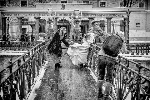 ITfotoMaster в LOOKY. #свадьба,#фотосессия,#свадебное,#фотоштучки,#прогулкипопитеру,#стрит,#улица,#город,#санктпетербург,#питер,#банковскиймост,#чб,#черноеибелое,#монохром,#bw. Свадебные фото штучк...
