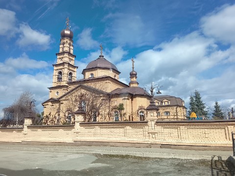 Чепай в LOOKY. . Церковь рядом с реко...
