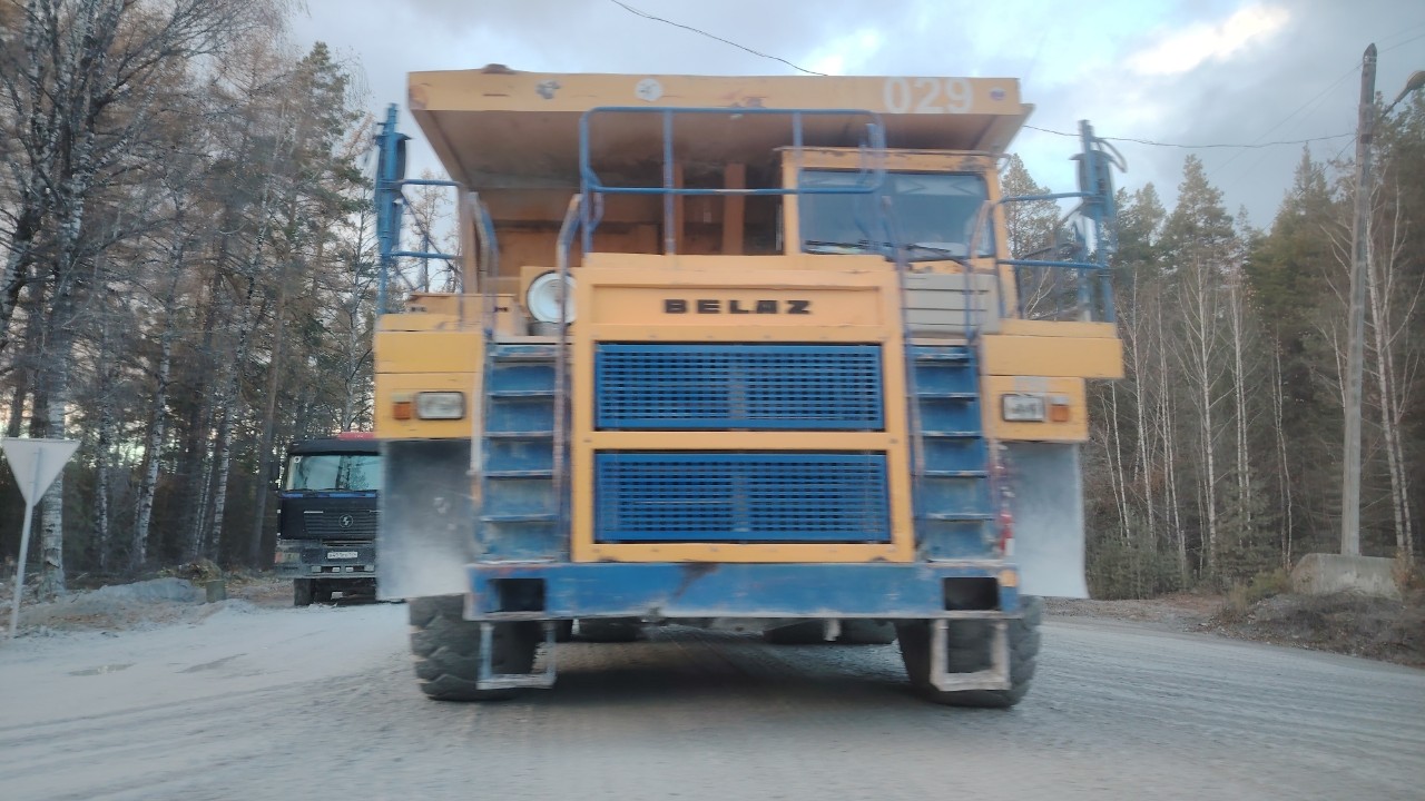 Вот такого монстра встретил сегодня на дороге

#авто #автомобили #белаз #грузовик #мощь #техника