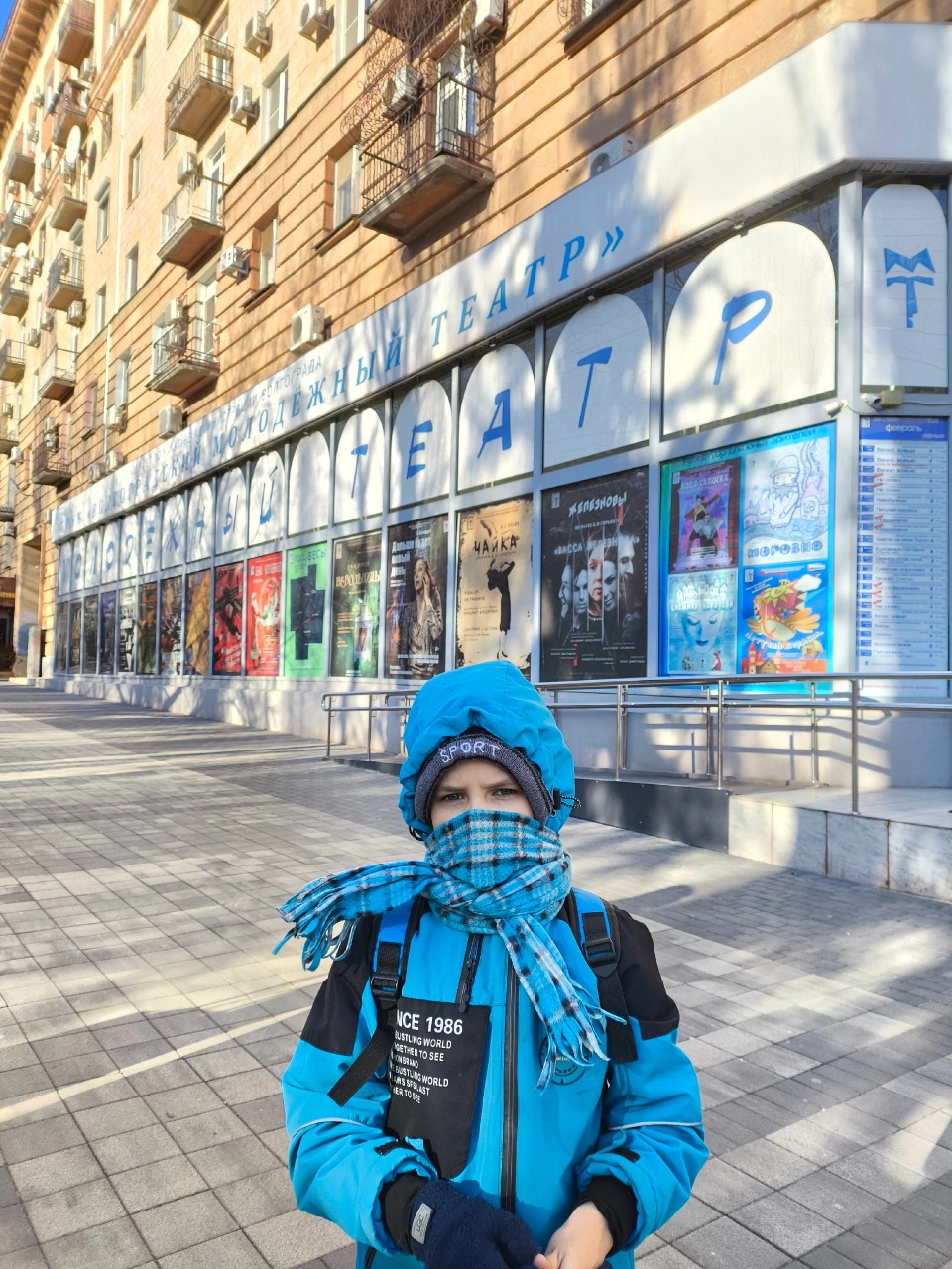 Мой сыночек отправился с классом в театр на спектакль "Летучий корабль". 😊 
В это время я решила немного прогуляться по Аллее Героев. 🥰 

Когда он вышел из театра, его первые слова были: "Хочу пойти ещё раз!" 😁 Тогда надо будет обязательно его отвести🤗

А вы часто водите своих детей или младших братьев и сестёр на такие представления?
