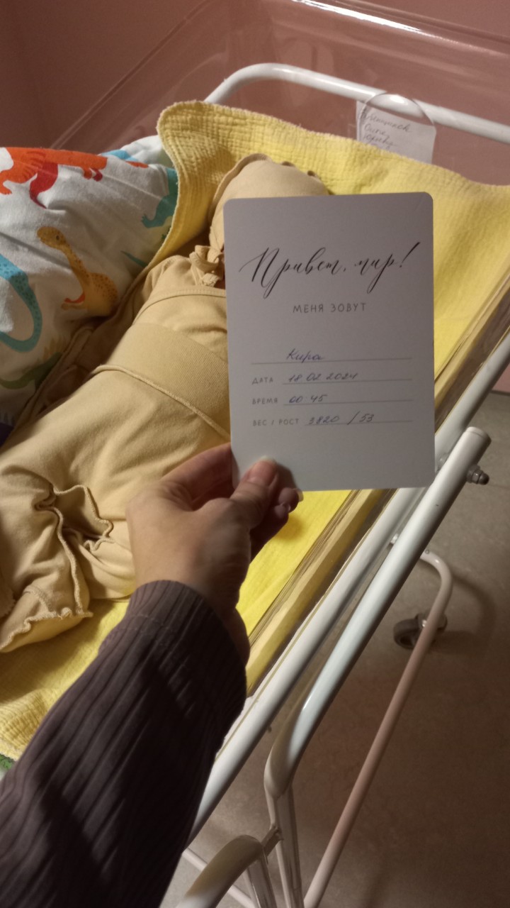 После родов - часть 1.
Мы с малышкой в палате вместе.

На этаже тихо, спокойно. В палате нас было двое мамочек. Одна комната, есть холодильник. А так же в нашей палате -
душевая и туалет. Все чистенько.
Кормили нас вкусно, как и в патологии. 

С утра мы ходили измеряли сами себе давление, записывали.
В определенное время были уколы, процедуры. Не переживайте, что что-то пропустите. Вам напомнят.

По истечению 4 дней вас посмотрит врач и если все норм, то и выпишут. 

Детский терапевт приходил несколько раз. Обрабатывали малышку каждый день. Брали анализы.
Сделали ей и мне узи.

Продолжение следует.