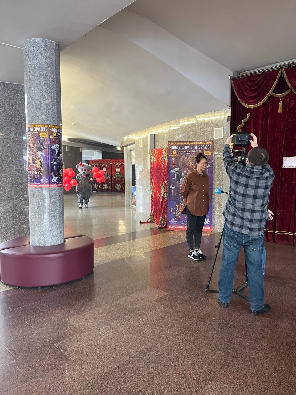 В цирке проходило мероприятие 😌
Приезжало телевидение ОТС 🎥
Топтыжка участвовала в интервью 🎤
И естественно фото на память с корреспондентом 💜

#МышкаТоптыжка #мышка #топтыжка #квака #туся #мишка #клоун #лягушка #цирк #пуговки #интервью #корреспондент #телевидение #новосибирск #ростоваяигрушка #аниматор