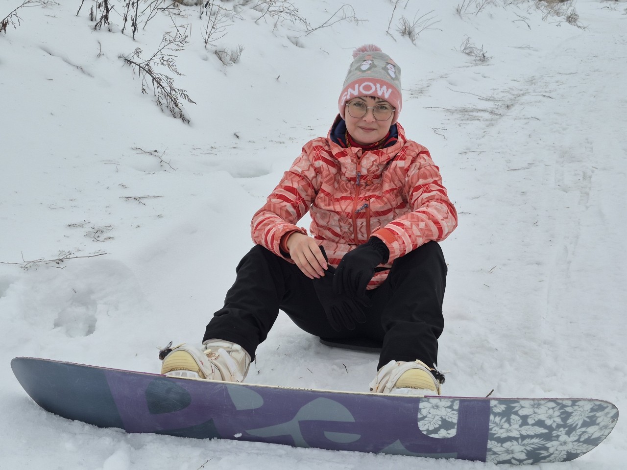 ❄️Ой, тут что-то столько всего происходит, что аж лень писать...
Спустя два года снова пытаюсь встать на сноуборд🏂...
В этом году зима снежная, сезон будет. Пока была одна тренировка. Неплохо получается.

Признавайтесь, кто катается?
Я вам буду тихо завидовать.

👟 Что касается тренажерки, то с 1 ноября я в режиме ежедневных тренировок. Это тяжело, но нужно удержать вес.
Прервалась на новогодние праздники. 31 тренила, а 1 и 2 нет. С 3 на жесткой диете. Сейчас каждый день ненавистное кардио. Если тренировочный день, то 20-25 минут - дорожка, если не тренировочный, то дорожка от 30 до 45 мин. Я настолько не люблю бегать, что когда я выключаю дорожку, я стою на бортиках до момента, пока она остановится - это примерно 2-3 сек. 

Что у Вас?