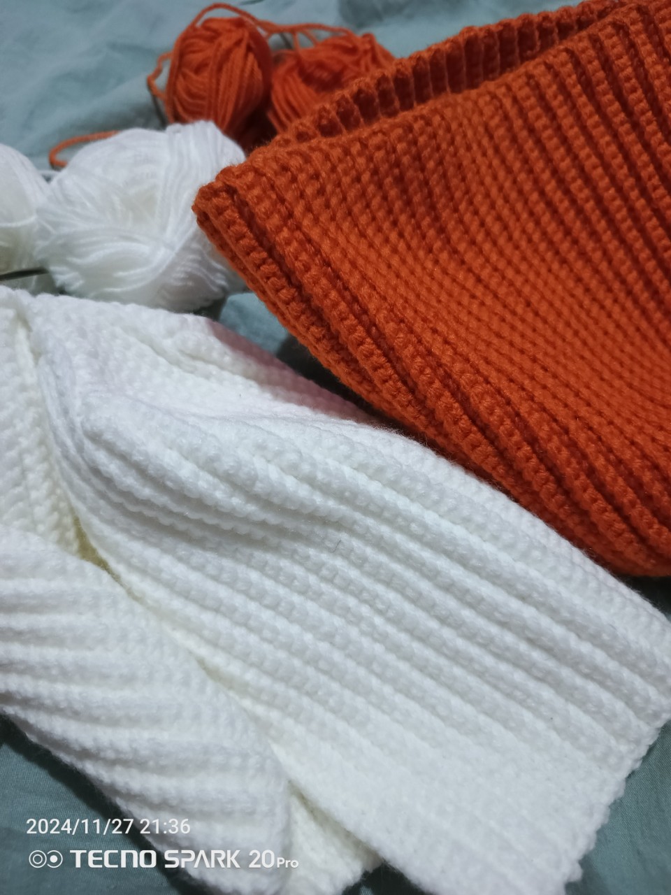 Еще чуть-чуть и два заказа будут готовы 🧶 наборы 💗
Лисичка 🦊 шарф и шапка
Зайчик 🐰 шарф и шапка

#вяжукрючком#вяжу#шапки#шарф#шарфлиса#лиса#заяц#приятноетепло#💗#крючок