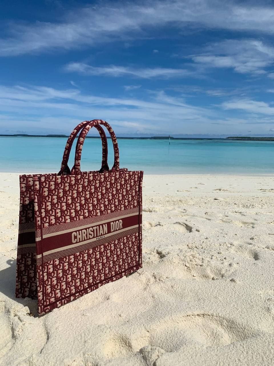 Мой любимейший Шопер DIOR 🥹

Расстаюсь с ним с грустью, но пора его передать в новые любящие ручки ❤️

 Шопер- путешественник, заряжен на классные поездки для новой хозяйки 😇😁

Нереально удобная вещь в поездках, очень универсальная расцветка! Я его носила и зимой и летом и осенью с куртками! 

Конечно он слегка подустал, потерлись немного ручки и дно. Но это практически не заметно и не влияет на его красоту и функционал 👌🏼 Гулял по всем  бутикам мира. У продавцов даже не было мысли , что это копия . Абсолютно соответствует оригиналу ❣️❣️❣️

Отдам за 11000₽