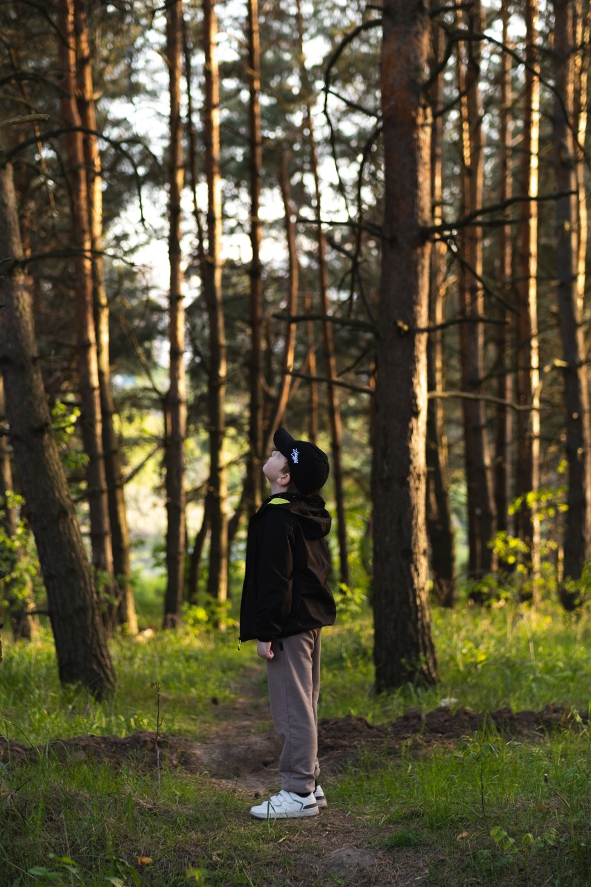 - Родион, на велосипеде покатаемся или в лес?
- В лес! 🏞

Ну нравится нам 🥹 И, слава Богу, недалеко от нашего человейника есть лесок, где мы частенько проводим время, беседуя, жуя что-нибудь, изучая флору и фауну. А если Юля не забыла фот, то и фотоохотясь 📸

Наговорились, насладились красотами, попробовали сок одуванчика на вкус, поели сергибуса (он же Свербига по науке) 💚 Кто ел сергибус в детстве, признавайтесь!