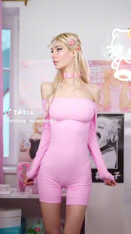 Sexy 18celebritiesCameltoe в LOOKY. . Cameltoe