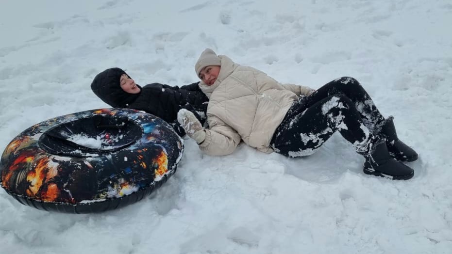 Любимый взрослый сын. Завалил мать и давай валять 🤣🤣🤣