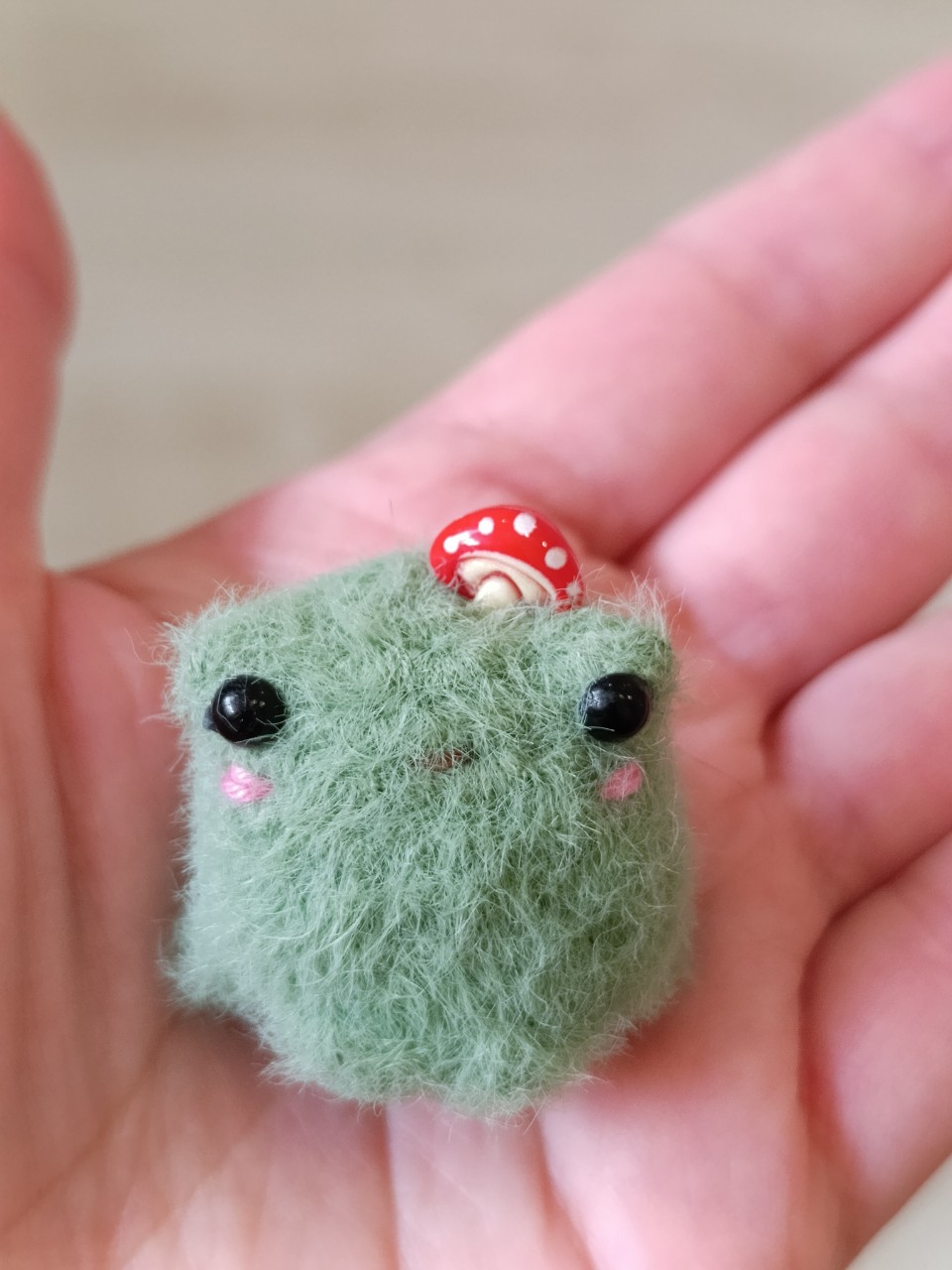 Встречайте новенького 🐸

Очень люблю лягушек в любом их виде 🐸. Но в руки не беру, не могу себя перебороть в этом. 
Правда держала совсем крошечных в своих руках. И знаете, они очень даже ничего. Такие холодненькие, мокрые и очень тактильные. 

А этот товарищ пользовался большим успехом прошлым летом. В этом году решила его немного видоизменить. 
В задумках есть идея, если всё срастëтся, то в скором времени обязательно его покажу вам. 

Дружочек 🐸 получился совсем крошечным, примерно 5 см в росте .  

Напомню вам о своих других соцсетях и мессенджерах:

💚https://vk.ru/club212289298
💚https://max.ru/join/UtlYqj82kky3DD2VOyPMDV4QVzgYjMSR6p2L7ZLWOHU
💚https://share.looky.com/profile/leisan4610
💚https://www.livemaster.ru/vyazanaya-zhizn-2

Буду рада, если вы присоединитесь ко мне 

#вязанаяжизнь #лейсанвяжет #ручнаяработа #хендмейд #вязаныеигрушки #брелки #подвесы #домодедово #видное #подольск #москва