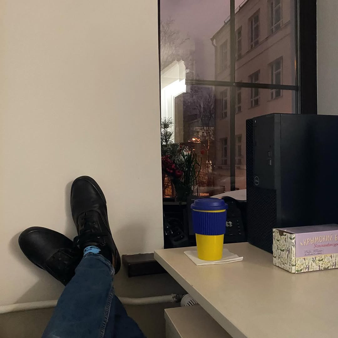 plain_lazy в LOOKY. #23thfebruary,#office,#workaholic. 23.02.2022 Сижу. Раб...