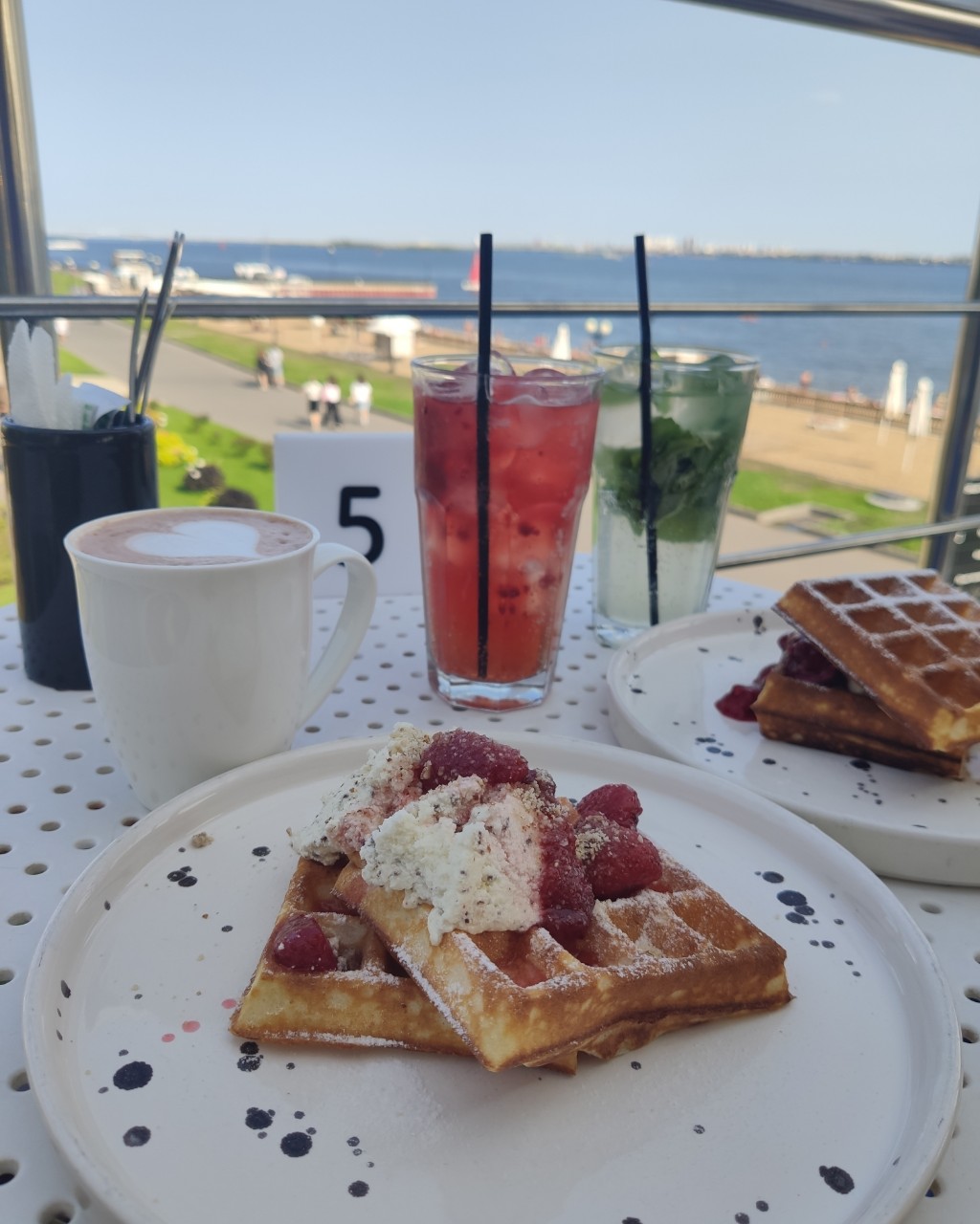 Самые вкусные вафли, которые когда - либо я ела в жизни😍
[#life ](life)[#icecream ](icecream)[#summer ](summer)[#aesthetic ](aesthetic)