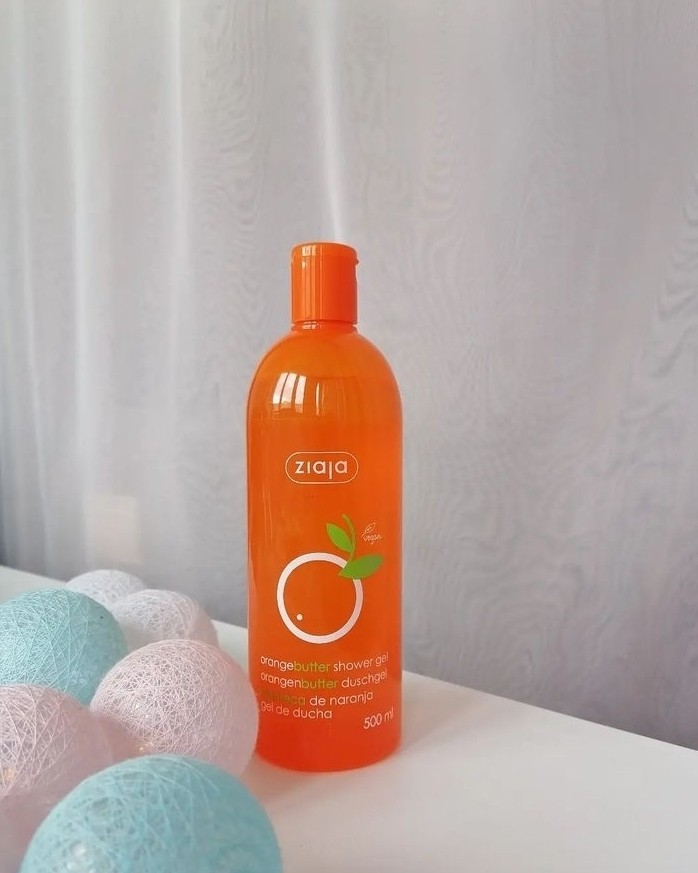 АПЕЛЬСИНОВОЕ НАСТРОЕНИЕ 🍊

Гель для душа ZIAJA Orange Butter 

Доброго  дня ☀️

Надеюсь выходные провели хорошо? 😊

Я сегодня вам расскажу о геле для душа с приятным ароматом 🍊

🔸симпатичный яркий дизайн. 
🔸удобный дозатор. 
🔸объём - 500 мл. 
🔸приятный апельсиновый аромат. 
🔸густота средняя. 
🔸кремовая консистенция. 

Мои впечатления после использования геля для душа:

🔸хорошо пенится. 
🔸оставляет приятный цитрусовый аромат на теле и в ванной комнате. 
🔸прекрасно очищает и освежает кожу. 
🔸не сушит кожу.

Пробовали такой гель для душа?  Понравился ли вам? 
Что пробовали и понравилось от бренда косметики Ziaja?

#бьюти
#красота
#уют
#Ziaja
#beauty
#beautiful 
#бьютиблог
#бьютиблогер