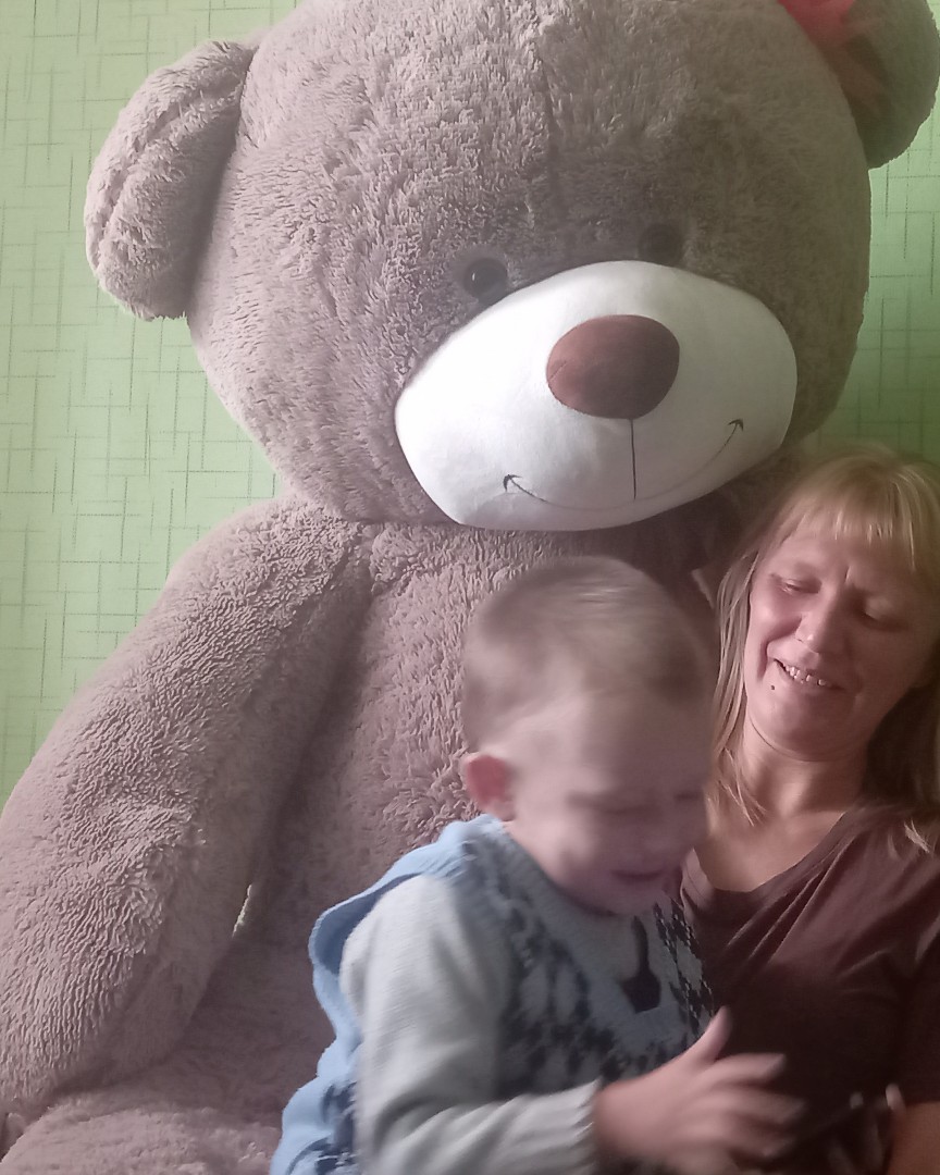 Старший сын купил в подарок своей девушке огромного медведя. Пока занёс его, все просили сфотаться) ) . Мы с младшим не исключение 😆😆😆