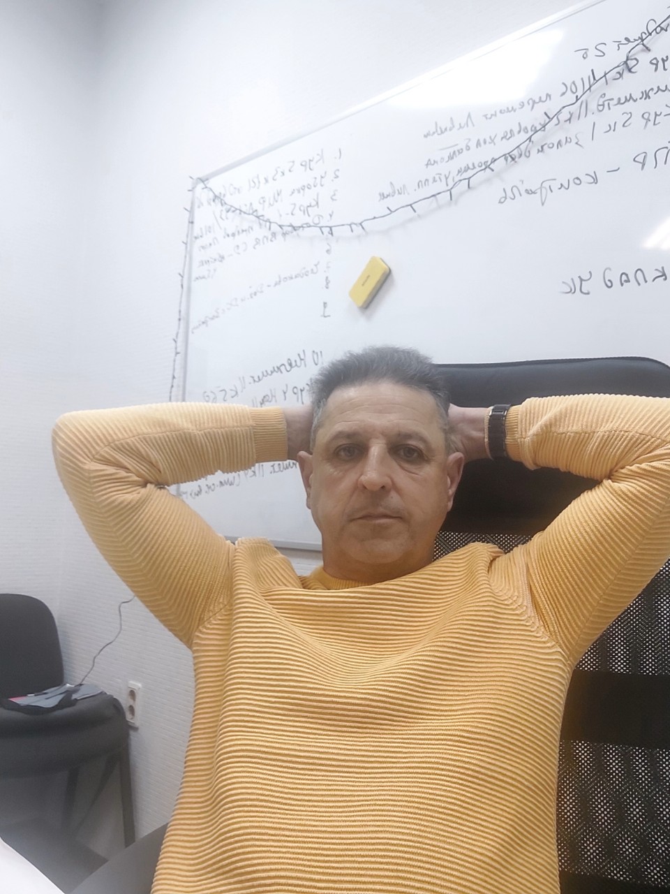 Ловушка «Жертвы»: как я из неё выбирался

Заметил тренд: люди вокруг всё чаще делятся на тех, кто ищет решение, и тех, кто ищет виноватых. Последние — «жертвы». Им удобно обвинять всех, вызывать жалость и ничего не менять.

Но я знаю это состояние не понаслышке. Самое опасное — начать себя жалеть. Это как болото: затягивает медленно, а потом ты уже в депрессии по уши.

💡 Мой способ выйти:
Если чувствуешь, что тонешь в жалости — стоп. Немедленно переключи тело. Музыка вруби на полную, танцуй, как в последний раз, пой в голос, звони другу. Выдерни себя физически из этого состояния.

Если же ты уже попал в негативную ситуацию и «эмоционул», накосячил с выбором:
👉 Прости себя. Не ругай.
👉 Прими то, что случилось.
👉 Пропусти негатив сквозь себя. Представь, что он просто прошел насквозь и ушел в землю.

В любой ситуации у нас есть выбор: уйти в депрессию или сохранить баланс. Выбирай себя.

#мысливслух #личныйопыт #эмоции #психологиякомфорта