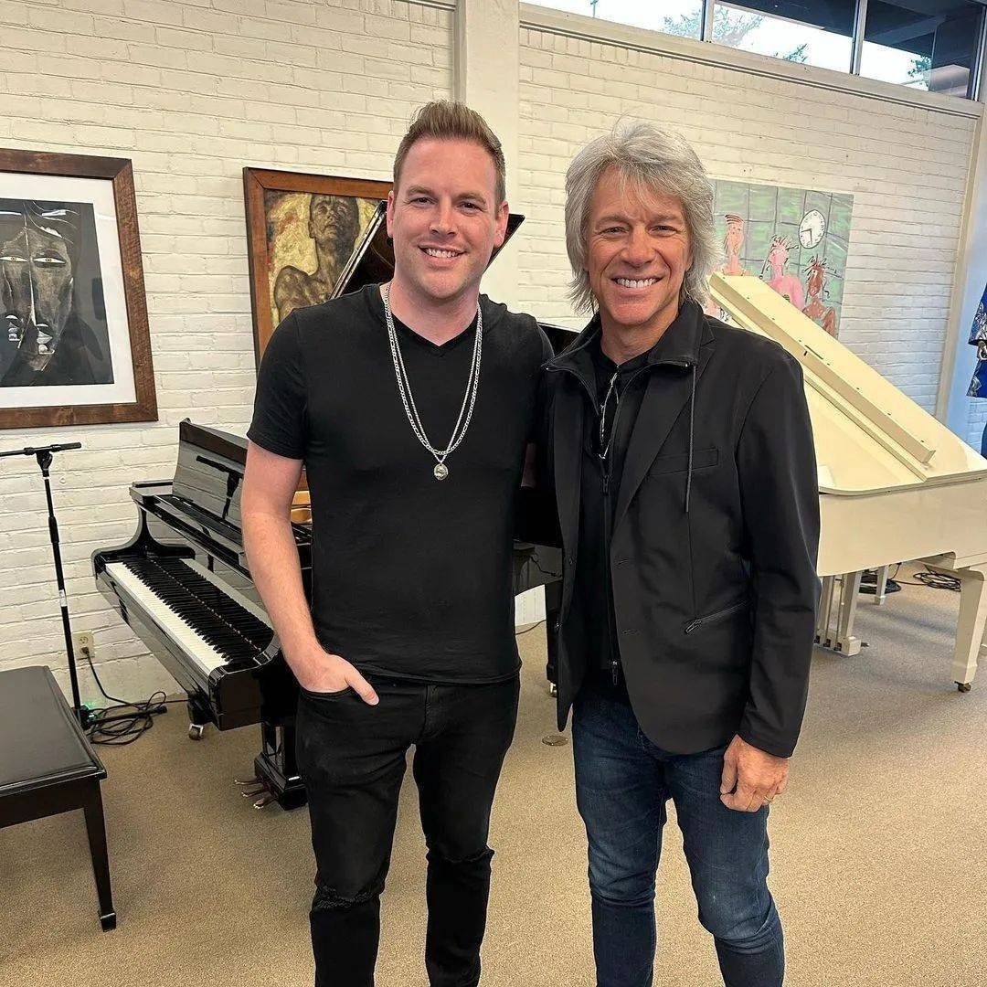 Jon Bonjovi in LOOKY. . 