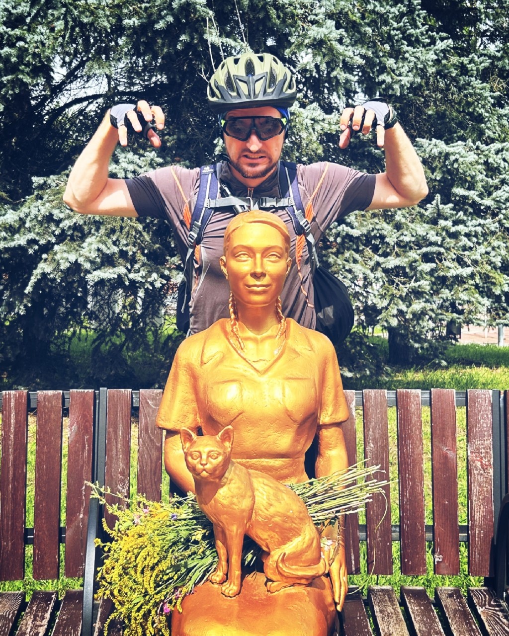 Достопримечательности Луги.
Второй точкой был сквер, в котором поселились: мужчина с собакой, женщина с кошкой, и антуражный фонтан

#альтернативныйтуризм #путешествия #достопримечательности #ленобласть #луга #фонтан