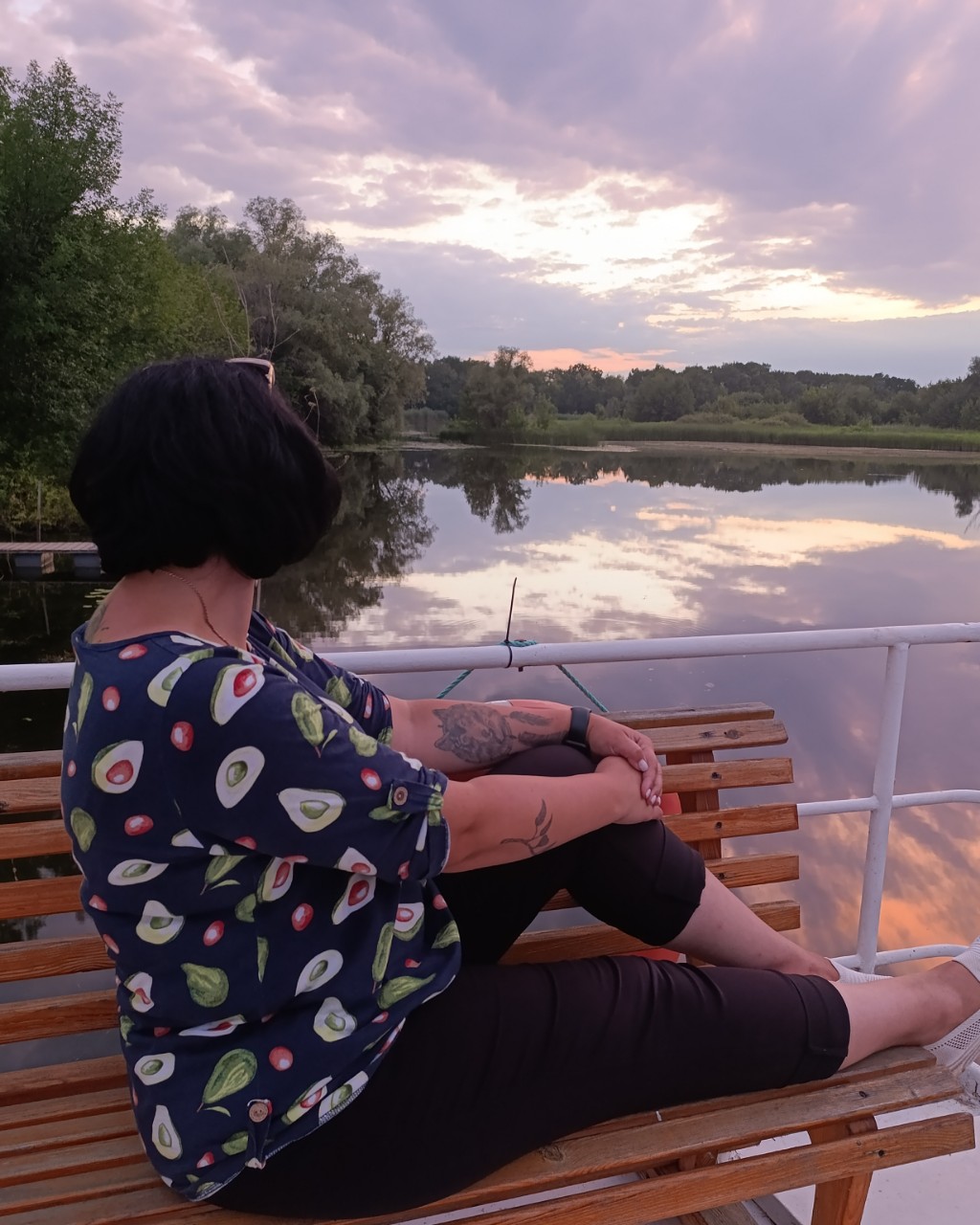 Человеку нужен человек,
Чтобы пить с ним горьковатый кофе,
Оставаться рядом на ночлег,
Интересоваться о здоровье.

Чтобы улыбаться просто так,
Чтоб на сердце стало потеплее,
Чтобы волноваться: "Там сквозняк!
Надевай-ка тапочки скорее".
#счастье
#вместе
#семья