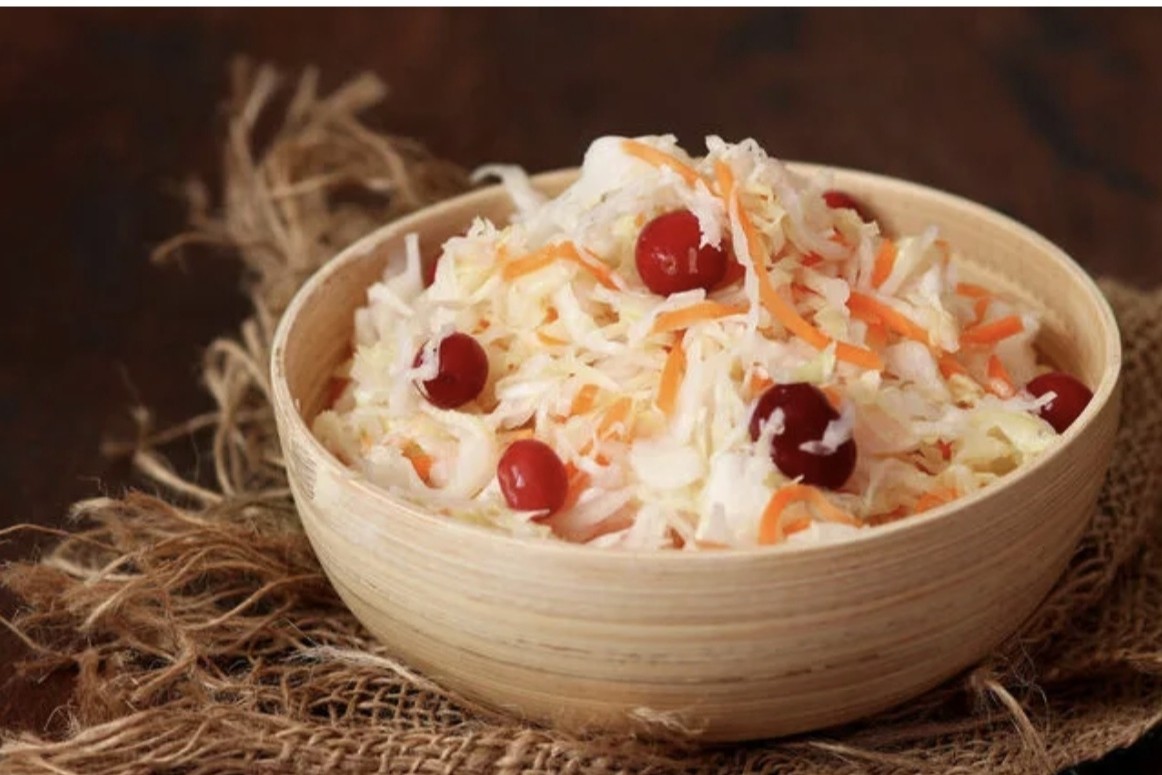 А вы знали, что самые вкусные антидепрессанты живут не в аптеке, а у вас в холодильнике. 🥬

Знаете, что я поняла за годы практики? Когда мы пытаемся "заесть" стресс пирожным, мы лечим симптом. А хочется лечить причину.

Давно наткнулась на факт, которым сегодня просто не могу не поделиться: до 90% серотонина (того самого гормона радости) вырабатывается... в кишечнике. Не в голове, представьте!

Получается, что наше утреннее настроение напрямую зависит от того, что попало в тарелку вчера вечером. И это не магия, это физиология. Организм как маленький ребенок: если его покормить с любовью и пользой, он ответит ясностью мыслей и спокойствием.

Что я советую включить в корзину, чтобы поддержать свою нервную систему?

- Кисломолочка без сахара (кефир, натуральный йогурт) живые бактерии, которые заселяют кишечник правильной микрофлорой.
- Квашеная капуста - природный пробиотик, доступный круглый год. Только ищите ту, что без уксуса.
- Жирная рыба (скумбрия, семга) - источник омеги-3 для эластичности нейронов.
- Яичные желтки и свежая зелень - витаминная поддержка для нервных импульсов.

Это не диета. Это просто способ сказать своему телу: "Я о тебе забочусь"

Попробуйте  вместо привычного бутерброда съесть порцию овощей с зеленью или выпить стакан кефира. Чувствуете разницу? Делитесь в комментариях, какой из этих продуктов вы любите больше всего? 

Ваша Елена💚