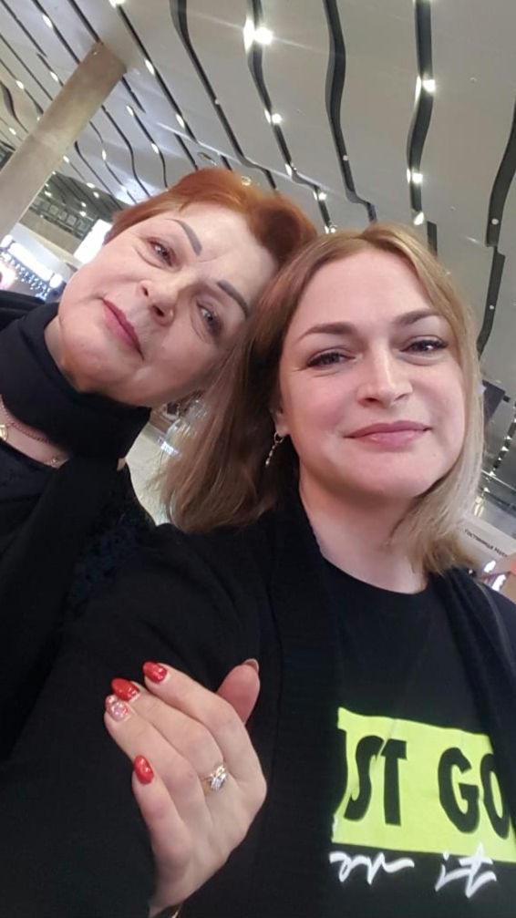 Сепарация в психологии — это процесс отделения ребенка от родителей, когда он постепенно становится самостоятельным и независимым человеком. 

У кого-то это происходит лет в 20, у кого-то в 40, а у кого-то никогда.

Вы же наверняка знаете людей, которые уже большие, но не взрослые. Ими все еще управляют родители, как марионетками на веревочках.

И иногда управляющий Карабас-барабас, но далеко не всегда. Это может быть и заботливый и ласковый управленец (от такого даже сложнее сепарироваться, чем от Карабаса) 🧐Как же понять, обрезали ли вы ниточки управления? Сепарировались ли?

Ниточек всего четыре:

1️⃣ Функциональная. 
Человек физически независим от родителей. Сам себя обеспечивает всем необходимым для жизни. Он может функционировать без вмешательства родителей. По сути материально сам себя обеспечивает.

2️⃣ Эмоциональная. 
Принимает решения в своей жизни самостоятельно, решает возникающие сложности. По сути человек может справляться с вызовами этой жизни без родителей. Он устойчив, он берет ответственность на себя. А если становится тяжело, то его опорой не являются исключительно родители, у него много способов помочь себе.

3️⃣ Ценностная.
У человека своя картина мира. И он принимает, что у его родителей другая. Не пытается переубедить, не пытается доказать свою правоту, не бесится из-за этого. А просто принимает, что они с родителями могут иметь разные точки зрения и это ок.

4️⃣ Конфликтная.
Человек может не соглашаться с родителями, отказывать им конструктивно и не испытывать чувство вины.

🤷‍♀️ Человек может уехать от родителей, быть финансово полностью независим, но оставшиеся три ниточки не перерезаны…
И тогда человек тратит кучу нервов на поиск родительского одобрения и преодоление чувства вины.

Человек может быть в тесном контакте с родителем, часто видется, оставлять детей с бабушкой, но при этом быть полностью сепарированым. И тогда это приятное и ресурсное общение.