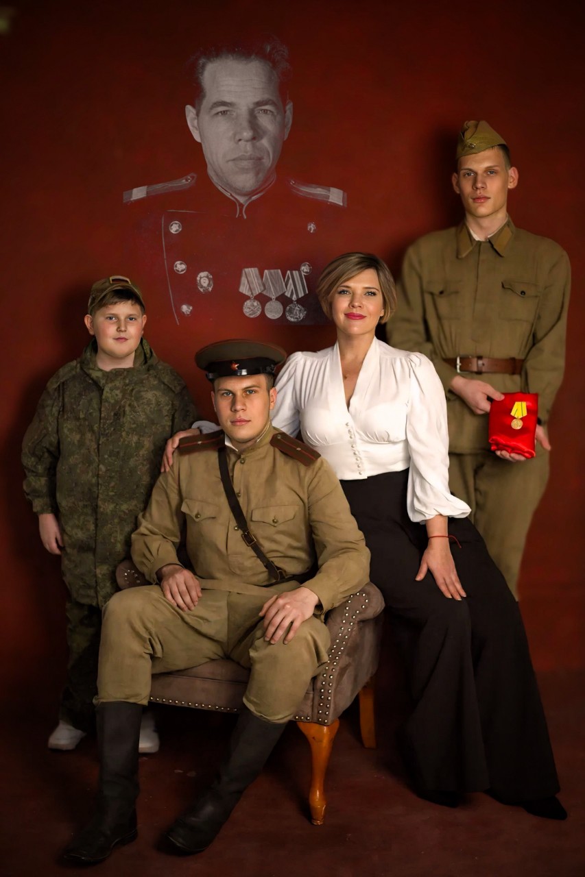 Публикую этот пост только здесь. В рамках фотопроекта "Китель Победы" всей семьёй приняли участие в съемке. Потрясающий фотограф Лилия Берилло создала фото, которое станет картиной на стене в нашем доме. Здесь мы и наше понимание преемственности поколений.