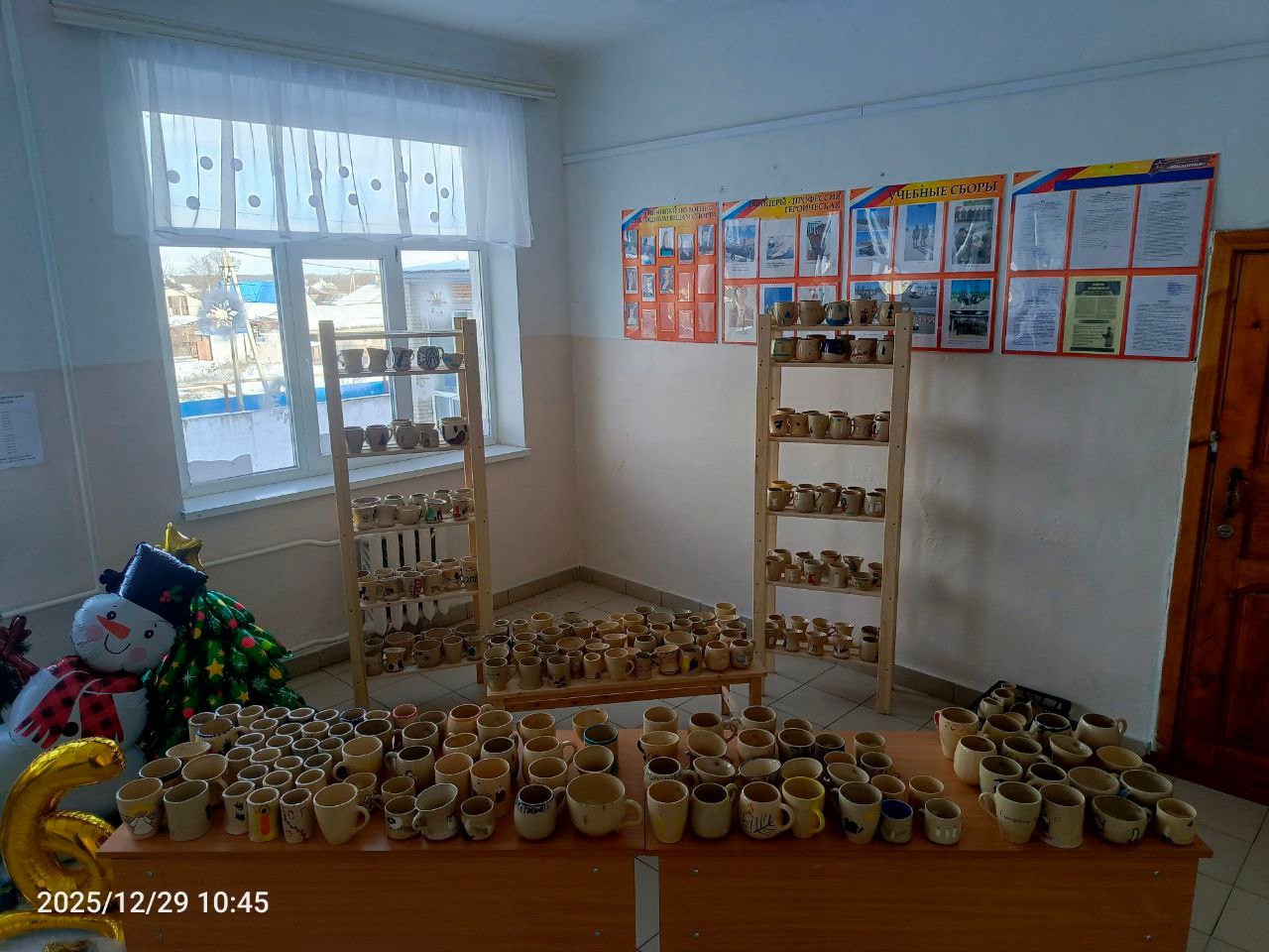 В декабре завершили выставки и раздали кружки ребятам!

Первая часть проекта завершена — и это невероятно радостное событие! Так приятно было раздать ребятам их творения: видеть горящие глаза, наблюдать, как каждый с гордостью берёт в руки свою работу, рассматривает её, делится впечатлениями с друзьями.

А когда мы, приближались к школе с корзинами кружек, видили, как навстречу нам выбегали ребята, готовые помочь, и сердце наполнялост особой теплотой.

И в этот момент особенно ясно понимаешь: проект был не зря! Всё проделанное обретает смысл в этих искренних улыбках, в живом интересе, в желании продолжать и развиваться. Это и есть настоящая награда — видеть, как творчество объединяет и вдохновляет.

#проект [#програнты ](програнты)[#краснодарскийкрай ](краснодарскийкрай)[#православнаякерамика ](православнаякерамика)#новыйгод2026