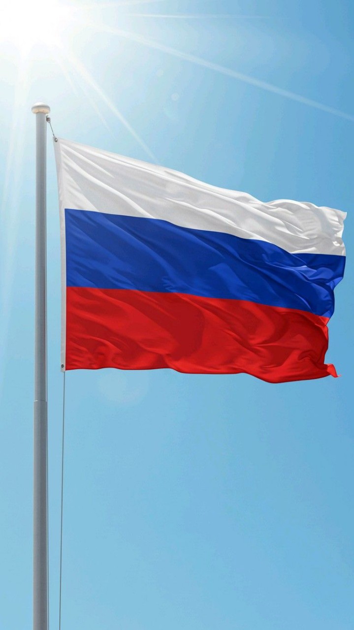 22 АВГУСТА - ДЕНЬ РОССИЙСКОГО ФЛАГА.

Российский флаг родился вместе с первыми российскими кораблями и до 19 века оставался принадлежностью флотской культуры.
История флага получила развитие при Петре 1.
В 1705 году император издал указ, по которому бело - сине - красный флаг должен был устанавливаться на всех торговых судах.
После Октябрьской революции русский флаг заменили красным полотнищем с серпом и молотом.
Этот вариант существовал до 1991 года.
Во время августовского путча бело - сине - красное знамя вновь подняли над Белым домом в Москве и оно стало символом обновленной России.
Юридический статус флаг получил в декабре 2000 года, с принятием конституционного закона.
