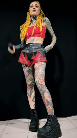 Sexy 18celebritiesCameltoe в LOOKY. . Lena Scissorhands