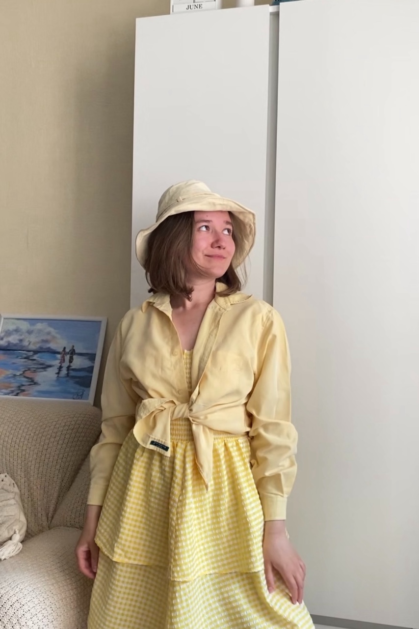 Привет, друзья! 💛

Знаете, я долго обходила парки и леса стороной. И поводы были такие убедительные, что даже самой себе я казалась рациональной: комары, клещи, медведи, незнакомые люди… Каждый из этих страхов был отличным оправданием, чтобы сказать: «Ну, не сегодня».

Я пряталась за этими страхами и даже не замечала, как они потихоньку крадут у меня то, чего я по-настоящему хотела. А хотела я просто быть среди деревьев, слушать тишину, смотреть, как луч солнца пробивается сквозь листву.

И вот наконец я разрешила себе не искать оправданий. Я пошла туда, где было страшно, и оказалось, что мир не такой враждебный, каким его рисовал мой страх.

Теперь я гуляю столько, сколько хочется, и в эти минуты всё лишнее будто растворяется. Остаётся только спокойствие и настоящая радость.

Для меня природа — это не просто фон. Это прикосновение к чему-то волшебному, к чему-то большому и сильному. Это настоящая магия. Меня туда невероятно тянет, и в эти минуты я будто наполняюсь любовью до краёв.

Расскажите в комментариях, какой маленький, но упрямый страх вы до сих пор используете как повод отложить что-то хорошее? Или, может быть, вы уже однажды сказали ему «нет»? Давайте поддержим друг друга. 🌿✨