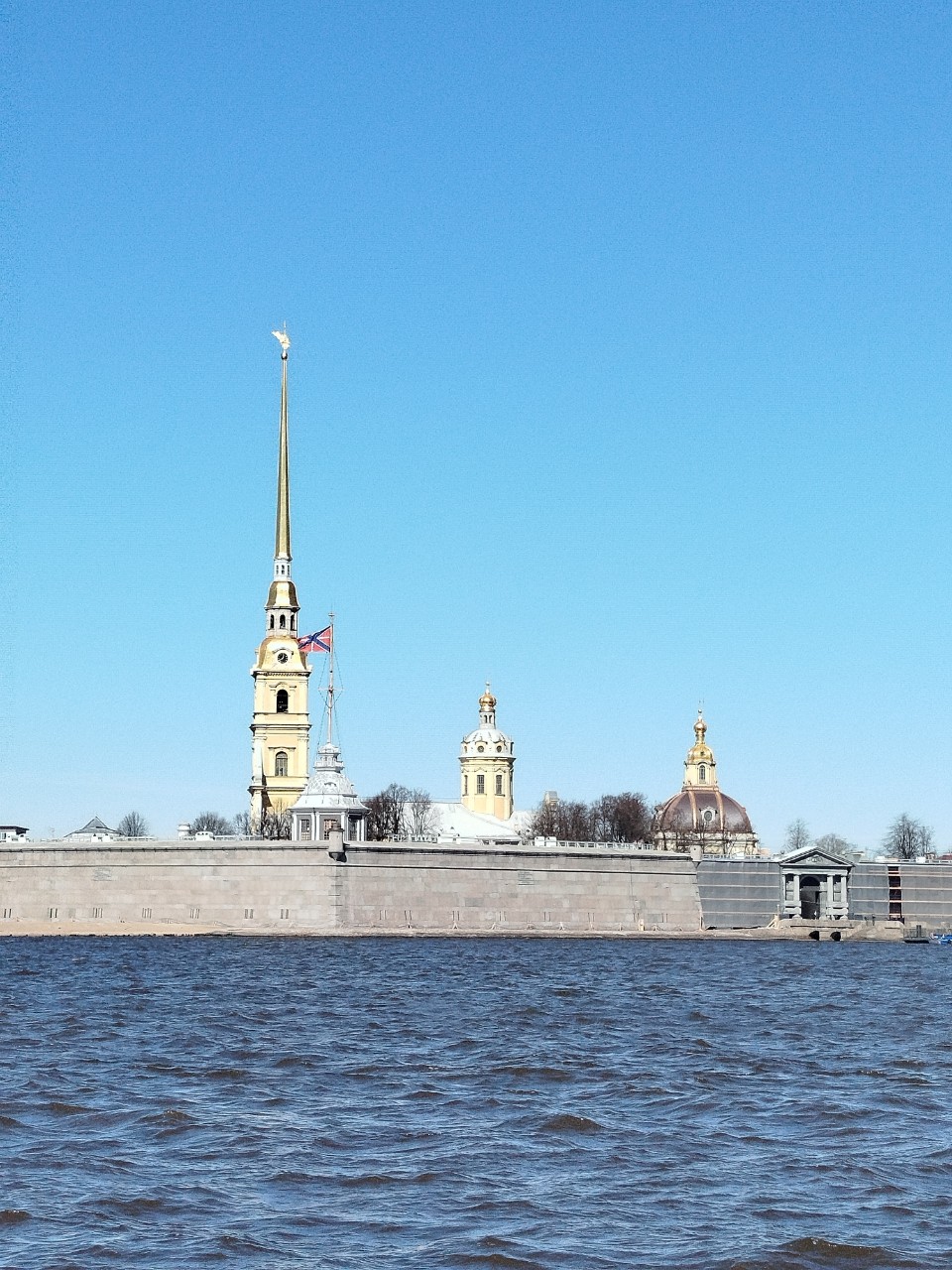 Ну вот и осуществилась моя мечта. Я побывала в Питере. Увидела своими глазами мощь и великолепие города основанного Петром 1. Прогулялась по набережным Невы и прокатилась на речном трамвайчике по акватории Невы, посетила легендарный крейсер Аврора. Побывала на Зенит арене, увидела современный город. Что могу сказать, мощно, красиво, но мой город лучше! Здесь нет такого шума и суеты, меньше народу и машин. Ну а красота у города есть. Конечно совсем другая, но зато очень родная и близкая сердцу. 
#питер #калининград, #путешествие