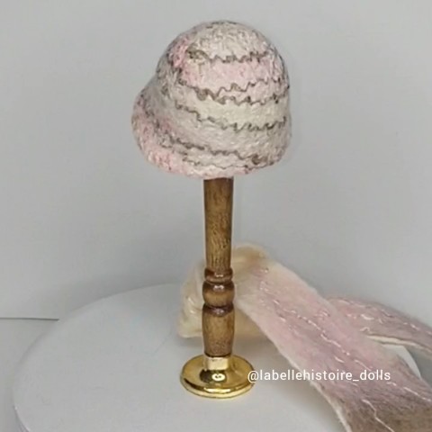Шляпка для куклы в LOOKY. #тмпрекраснаяистория,#dollscar,,#шляпкадлякуклы,,#dollshat,#шляпкадлякуклы,,#dollhat,#labellehistoiredolls,#шляпаизкашемира,,#кукольнаяшляпка,,#шляпкадлякуклы. Шляпка из кашемира
#...