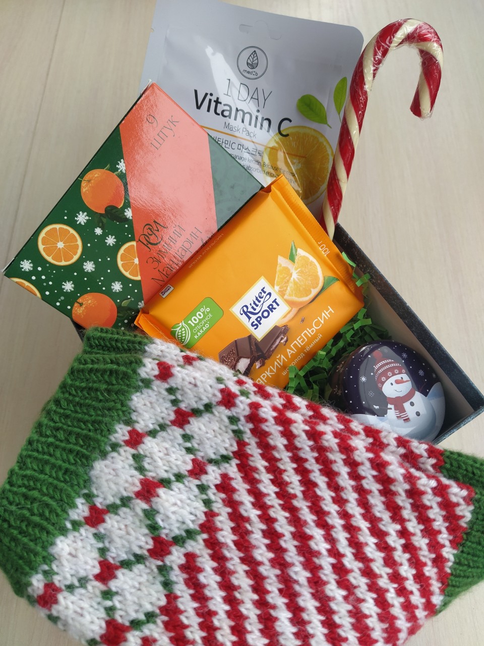 🎄 Собираю невероятные коробочки с новогодним богатством от RussianSocks

В основе каждого подарка - вязаные носки ручной работы ❤️