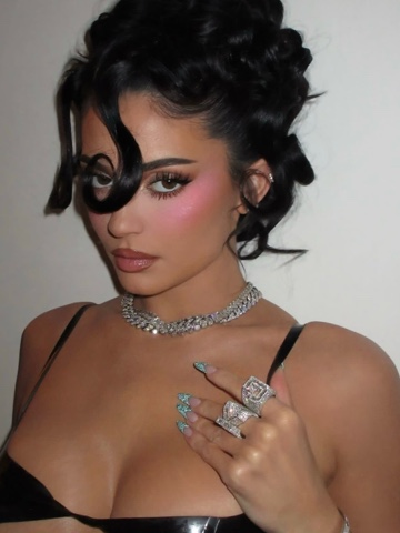 Kylie Jenner в LOOKY. . Be careful who you p...