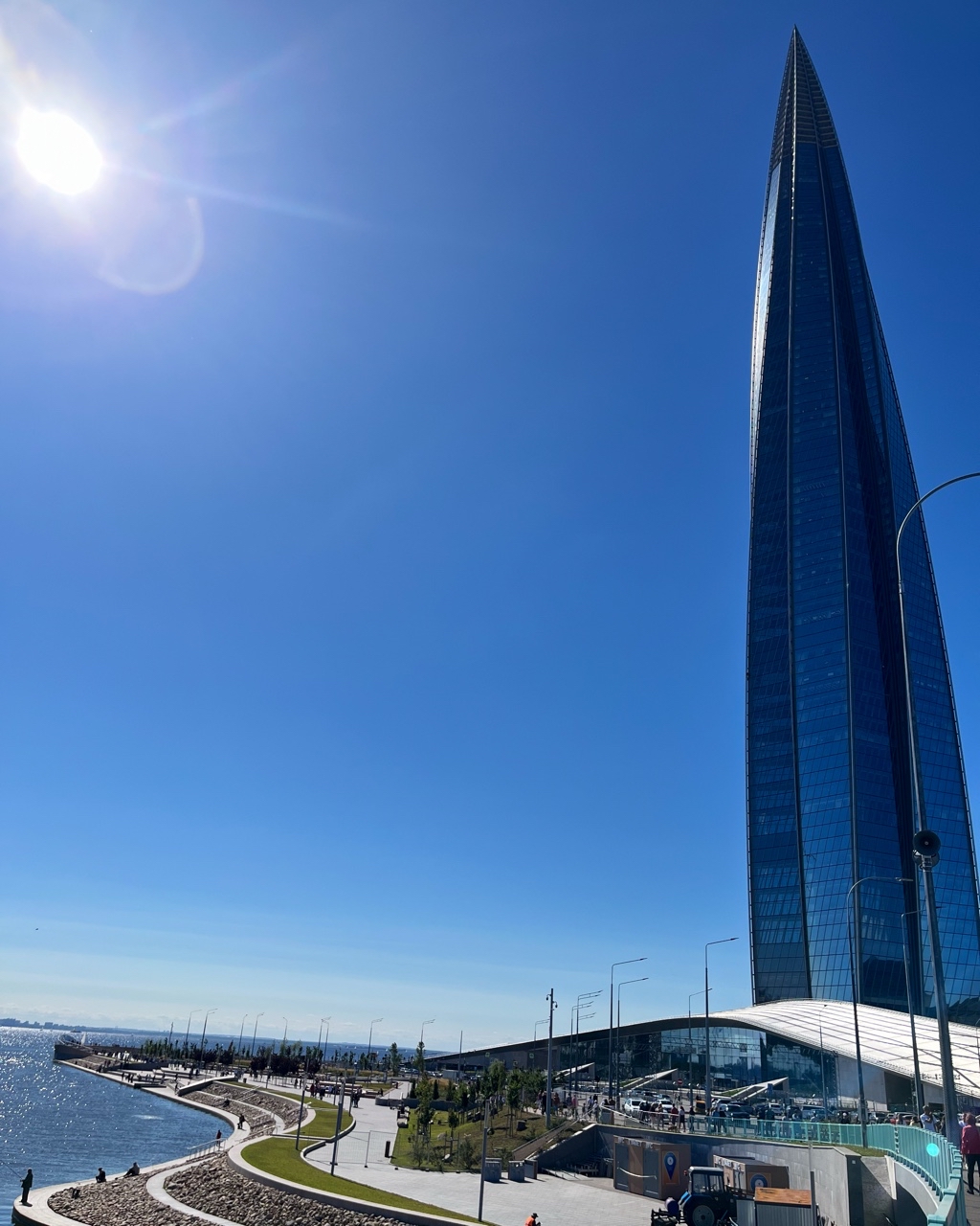 Лахта Центр - общественно-деловой комплекс! Высота 462 метра. Самый северный небоскреб в мире. Виден практически со всех точек города. 
[#лахтацентр](лахтацентр) [#санктпетербург](санктпетербург) #лахта