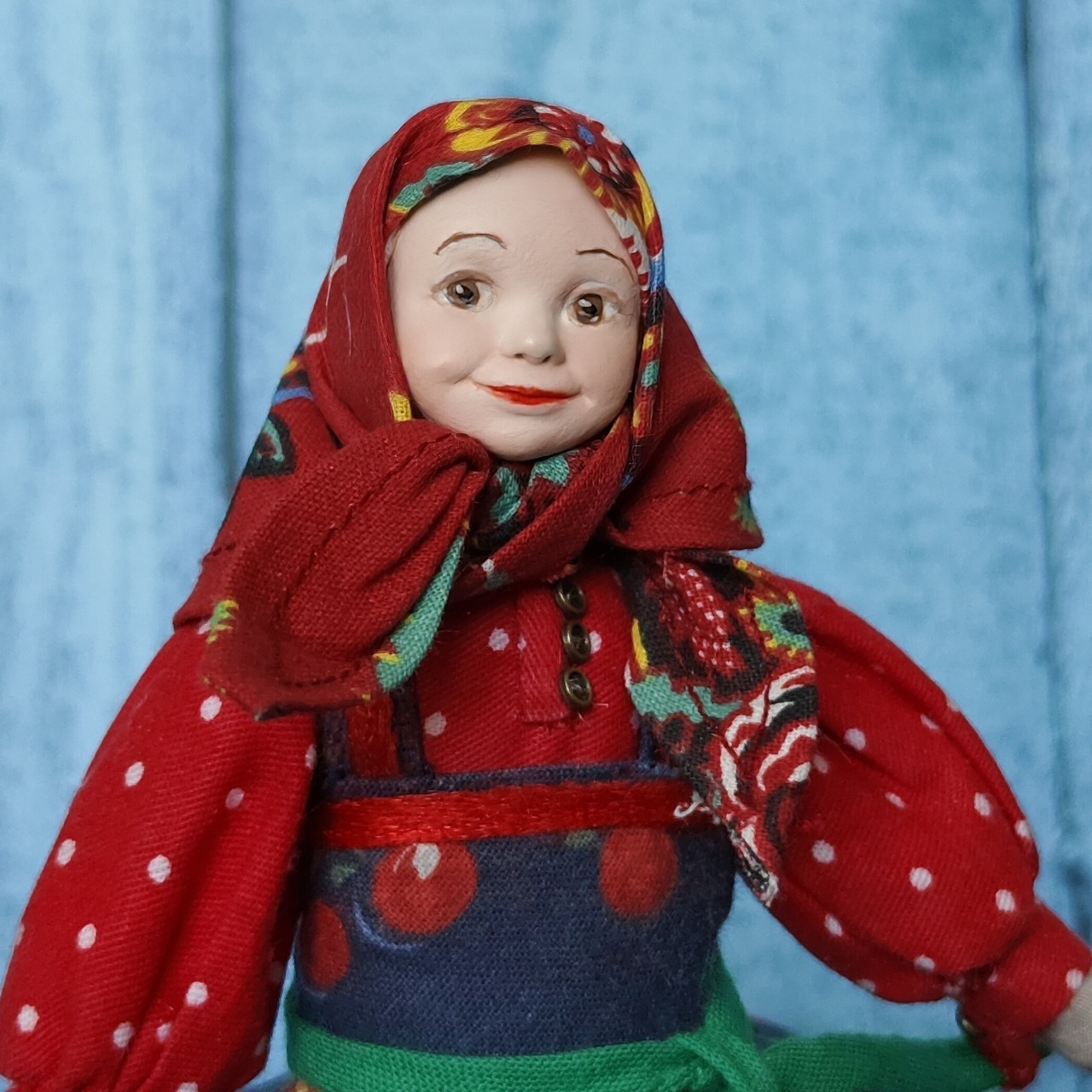 Игольница "Алёнка".
Сделана в смешанной технике лепки и шитья. Рост – 16,5 см. 
Материалы: 
Тело: полимерная глина для лица, опилки для туловища, а для набивки юбки использовался  синтепон. В качестве каркаса была взята медная проволока, тело сшито из бязи.
Одежда выполнена по мотивам русского народного костюма. Рубаха и сарафан из поплина, платок и пояс из ситца, на поясе красные полоски из атласной ленты.

#игольница #рукодельнаяРоссия #ручнаяработа #хендмейд #идеядляподарка #нейросеть #подарокрукодельнице #творчество #иркутск #народныйкостюм #русскийстиль