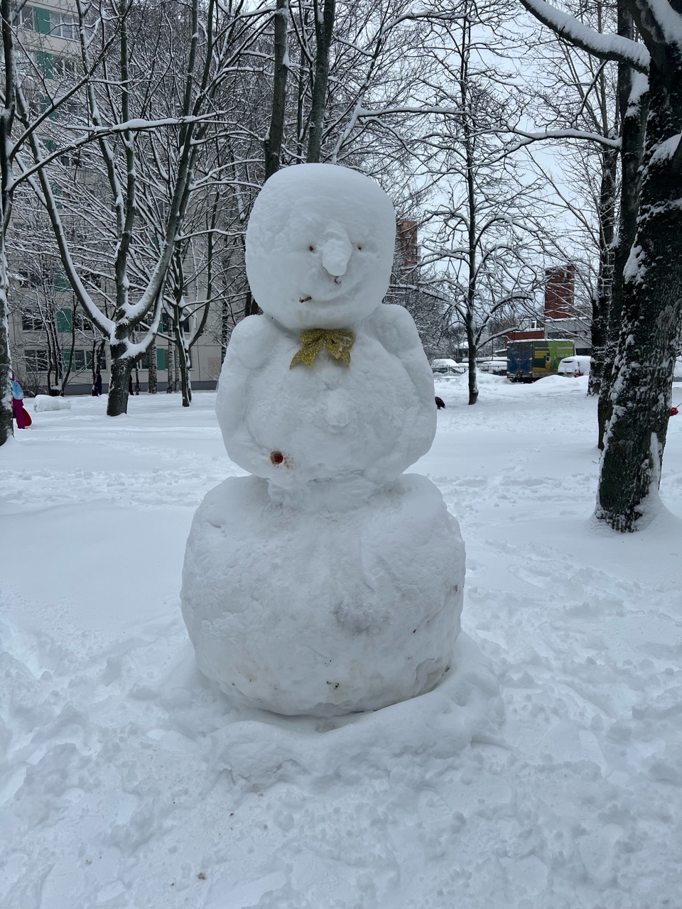 Веселый снеговик желает теплых выходных.