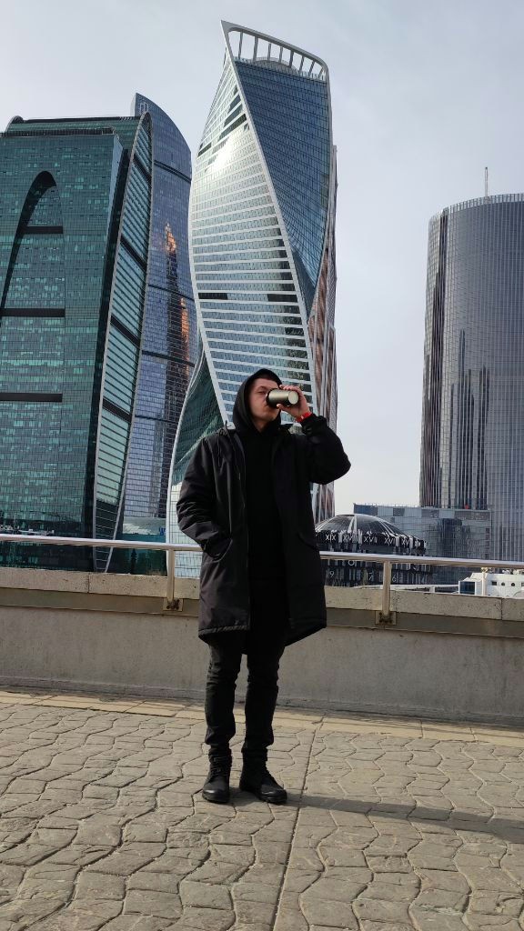Супруга поймала меня пока пил кофе.
Поездка на тату фест. 
#татуфестиваль #татумастер #тату #tattoo