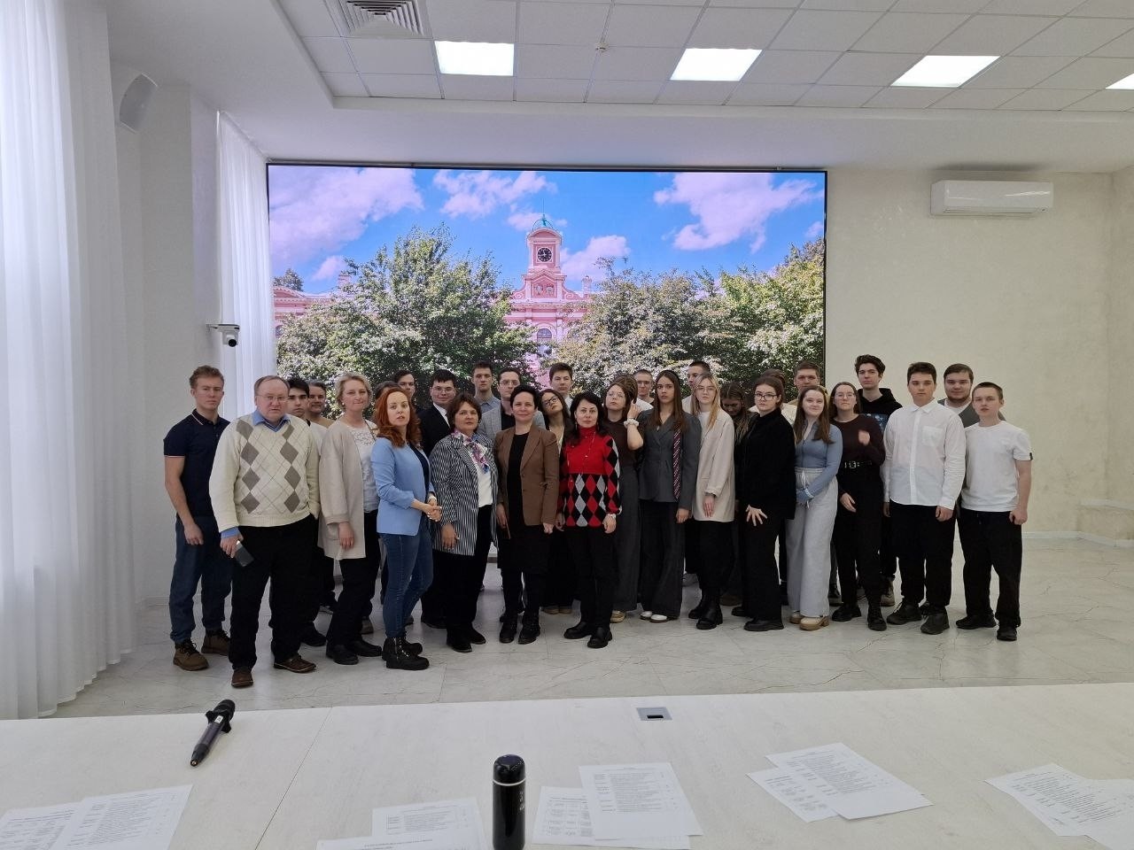 📅 17 марта 2025 года в Москве состоялась Всероссийская студенческая научно-практическая конференция, посвященная 160-летию Тимирязевской академии.

👨‍🔬 Я, как студент и член научной группы студентов Тимирязевской академии, принял участие в данной конференции, и выступили с коллегами с нашим докладом! 

👉 В конференции принимали участие студенты бакалавриата, специалитета, магистратуры российских и зарубежных вузов, студенты средних профессиональных образовательных учреждений, а также учащиеся средних общеобразовательных школ, лицеев и центров образования в возрасте 15-25 лет.

✅️ Я принял участие в секции "Прикладные цифровые сервисы в АПК"

#СПК #ОлегБраславский #НовыеМедиа #Блогеры #ТимирязевскаяАкадемия #РГАУ