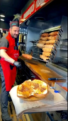 Matildadjerf в LOOKY. #kokoreç,#yemek,#shorts. SÜT KUZUSU BU KOKORE...