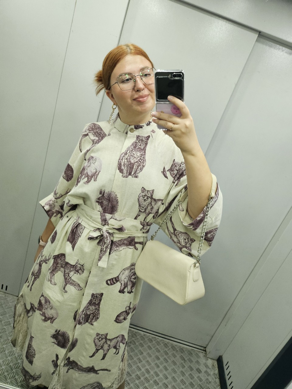 Всем приветики. Сегодня опять везде летают дроны, но до нас не долетели - в Башкирии их сбили 💪🏻🇷🇺
Вышла погулять, у мужа по идее выходной, но на деле пришлось выйти отрабатывать новое меню. 
Пару лет назад купила вот такое замечательное платье-кимоно. Ношу его с подъюбником этой же фирмы. Ещё его можно носить просто с джинсами, типа как кардиганчик, но я не пробовала. Его нет в наличии, я оставлю вам на всякий ссылочку на этот магазин на ВБ: Maison Montrose https://www.wildberries.ru/seller/1055410
У них много классных и качественных вещей ✨ а для меня ещё важно, что там есть плюс сайз размеры 👍🏻
Как ваше настроение? Вообще последнее время немного как то штормит по настрою - то вроде весело, то грустно. 

#plus_size #плюссайз