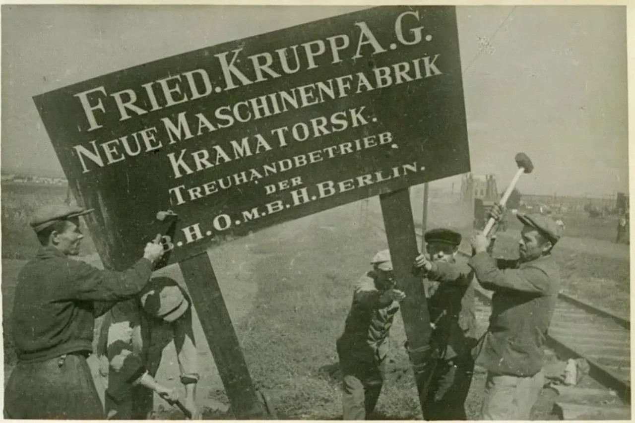 Сентябрь 1943 года.
Рабочие Краматорского машиностроительного завода срывают вывески германского капиталиста Круппа, хозяйничавшего здесь во время немецкой оккупации.