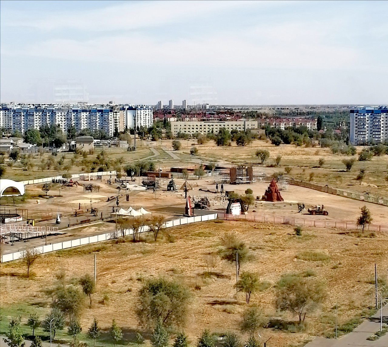 Парк "Волжский"
Вид с колеса обозрений.
Фото №1 Территория "Ультра 100"

Это масштабный международный фестиваль спорта, музыки и самовыражения. Здесь можно найти увлечение и занятие по душе: забеги на разные дистанции, фиджитал турнир по киберспорту, всевозможные батлы, нон-стоп выступления на двух сценах разных творческих коллективов. Ярмарка. Мастер-классы, очень много активностей для детей и взрослых. Батлы соревновательные и нет. Атмосфера праздника. Масштаб. Арт-объекты. Впечатления. Общение и сообщества! Активный отдых во всех его проявлениях.

16-17 августа здесь состоялся масштабный молодёжный праздник.
В будние дни - тишина, уборка территории  и дальнейшее её обустройство. 
#паркВолжский #колесообозрений#Ультра100#август2026 #зонаотдыхаиразвлечений