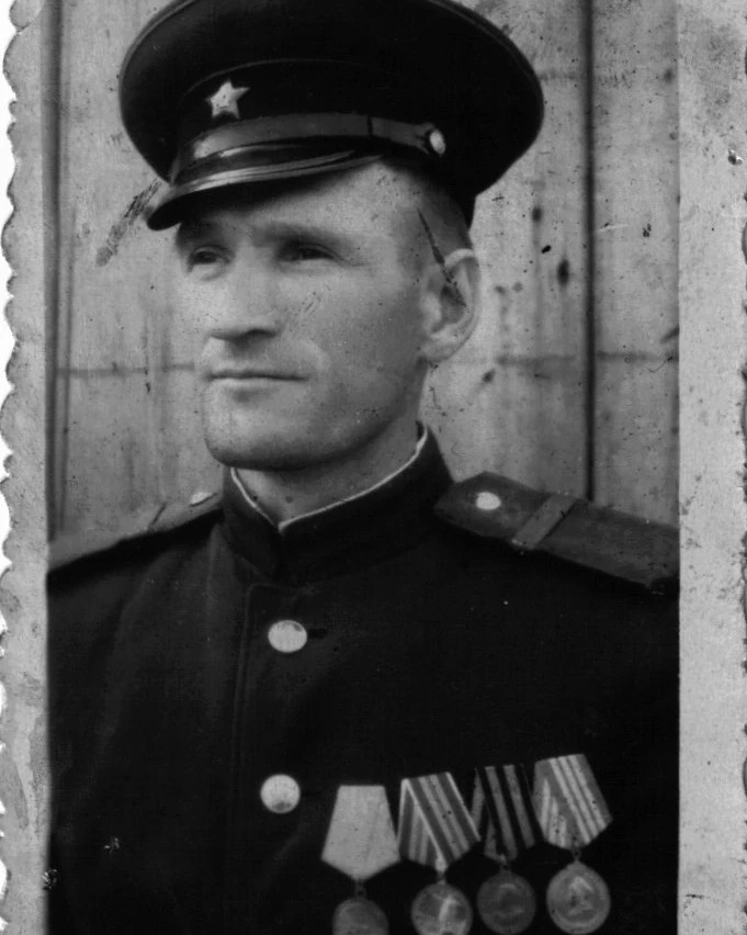 Мой дед ГРЫЗУНОВ МИХАИЛ ЕВДОКИМОВИЧ. На войну ушёл в 1942 году в возрасте 18 лет. Воевал в Кронштадте, морская пехота. Несколько раз был ранен. Вернулся в 1945 году. Умер 24 августа 2002 года. Мой дед не любил говорить о войне. По рассказам бабушки я знаю, что, когда его и других ребят на вертолете доставили в Кронштадт, им дали по стакану водки и сказали прыгать на корабль. 
Он умер до того, как его внуки начали понимать значимость его подвига. Мы не успели расспросить, откуда в его теле появился осколок мины или почему он, сильный мужчина, едва услышав песню «Журавли», начинал плакать…
[#РоднойГерой](РоднойГерой) [#ДеньПобеды](ДеньПобеды) #9МАЯ