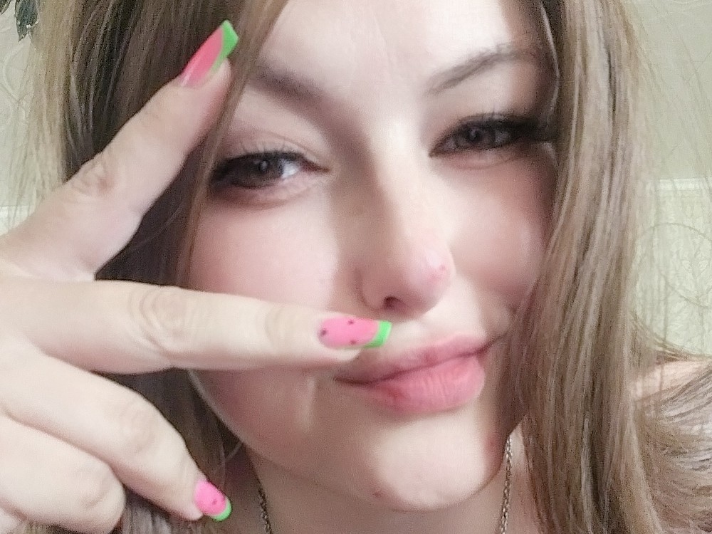 Всем привет. По скольку впн я не особо люблю😴 решила что пора в нашем приложении все таки зарегаться. Давайте знакомиться, я Женя и я многодетная мама а так  же мастер ногтевого сервиса который получил свою профессию в Москве 2017 году там и начинался мой путь в ногтевой индустрии ♥️ но посое мы купиои дом и из Москвы мы переехали значительно недавно в Краснодарский край ст. Петровская