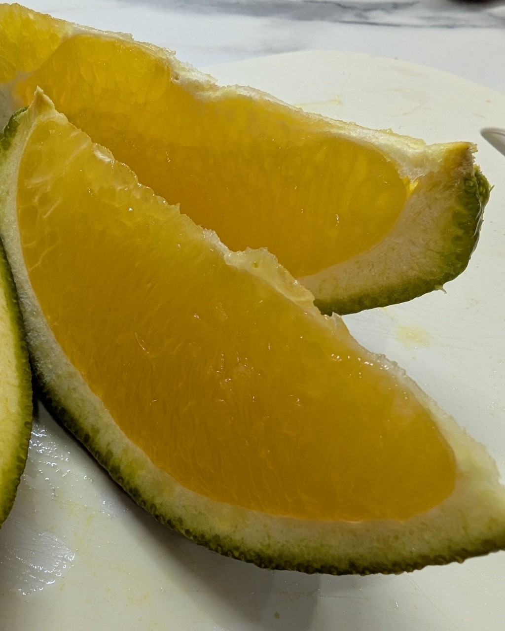 Девчонки! А вы пробовали шоколадный апельсин 🍊? Ну не из шоколада, а сорт такой? 😄 я вот лично попробовала в первый раз! И что могу сказать - это очень очень вкусно! Он неимоверно сладкий и сочный. Обычные апельсины конечно не такие. У кого будет возможность - прям рекомендую! Не пожалеете 👍
А какой самый экзотический фрукт вы пробовали? Понравился?
[#looky_топ ](looky_топ)[#looky ](looky)[#looky_контент ](looky_контент)