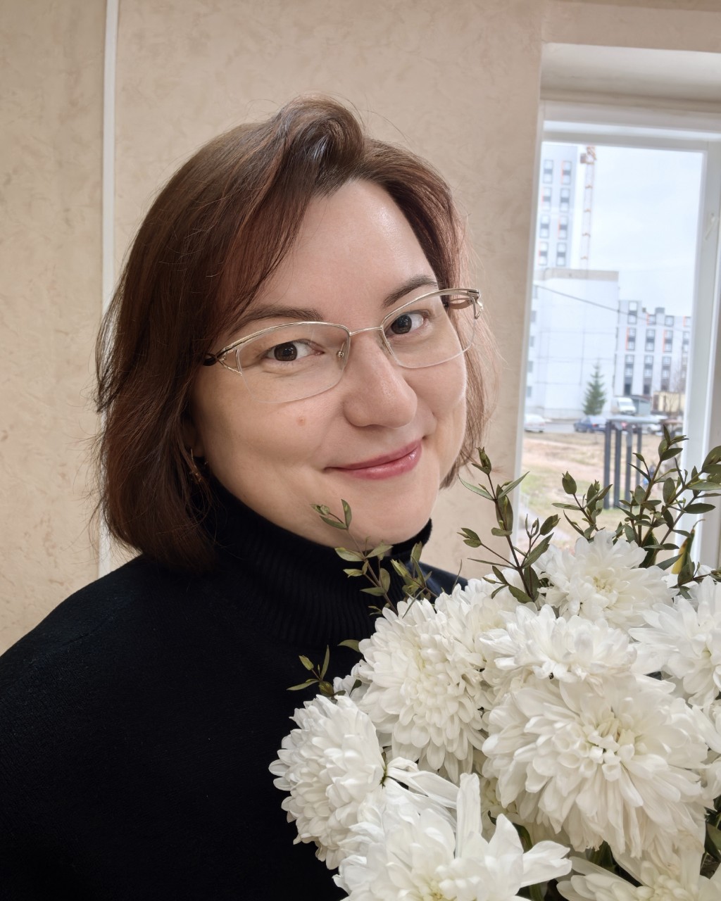 ...Как ты проживаешь каждый свой день — так проходит и вся твоя жизнь. 

Как легко поддаться мысли о том, что один день ничего не решает, поскольку впереди у нас еще много подобных дней. Но замечательная жизнь — это не что иное, как последовательность замечательных, прекрасно прожитых дней, идущих чередой, подобно нанизанным на нить жемчужинам в прекрасном ожерелье. 

Каждый день по-своему ценен. Прошлое остается позади, а будущее — всего лишь плод воображения, поэтому сегодняшний день — это все, чем ты владеешь. Так распорядись этим днем мудро.

Твоя жизнь — это не генеральная репетиция. 

Упущенные возможности редко повторяются вновь. Сегодня же пообещай себе, что станешь любить жизнь еще сильней и принимать на себя все больше обязательств с каждым последующим днем. Многие люди считают, что нужны месяцы и даже годы, чтобы изменить свою жизнь. При всем уважении к ним я не могу с этим согласиться. 

Перемены в жизни начинают происходить в ту самую секунду, когда в глубине души ты принимаешь искреннее решение стать лучше и целеустремленней. Месяцы и годы необходимы для того, чтобы наполнить это решение энергией твоих усилий. 

Самое лучшее решение, которое ты можешь принять, чтобы действительно изменить свою жизнь, — это жить в полную силу каждое мгновение каждого своего дня."

Робин Шарма "Кто заплачет, когда ты умрешь".