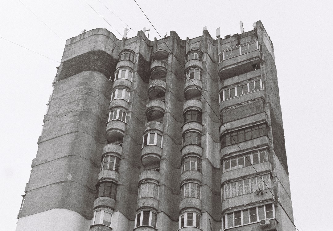 wettchinnikov in LOOKY. #wettschinnikov,#fed,#fed5b,#35mm,#35мм,#silberra,#tula,#gorod_tula,#grazhdanin2sorta,#yut_ebenya,#пролетарский,#пленка35мм,#пленка,#чернобелый,#blackandwhite,#город,#city,#Тула,#улицаметаллургов,#цитадель,#зима,#уличнаяфотография,#эстетикаебеней,#esteticaebeney,#дом,#высотка,#монолит. #wettschinnikov #fed...