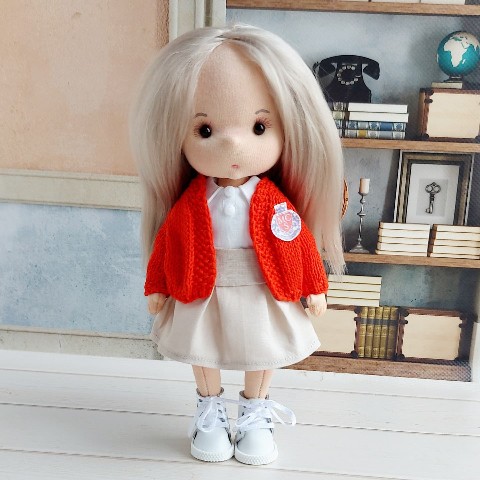 interior_dolls_bn в LOOKY. #куклапофото,#кукланазаказ,#ручнаяработа,#школа,#школьнаяформа,#москва,#куклашкольница. Куколка сделана на з...